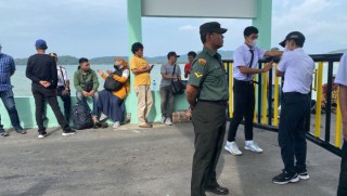 Babinsa Koramil Sangkapura Membantu Kelancaran Pemeriksaan Calon Penumpang Kapal Tujuan Bawean-Gresik.