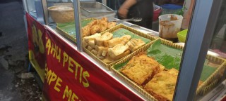 Mantapnya Makan Gorengan Tahu Petis Suroboyo Bikin Makyus