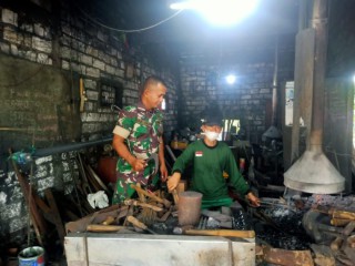 Dampingi Proses Kemajuan Usaha Pande Besi/Baja Warganya, Babinsa Aktif Beri Masukan