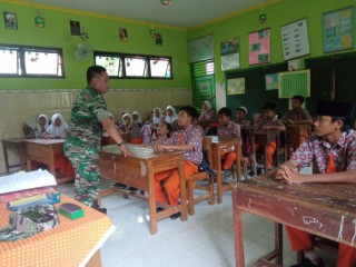 Babinsa Masuk Sekolah Membentuk Karakter Generasi dengan Wawasan Kebangsaan