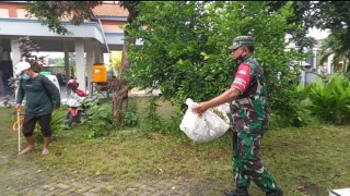 Jelang Ramadhan, Babinsa Bantu Aparat Desa Sumengko Galakkan Pembersihan Lingkungan Desa