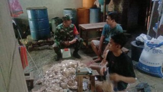 Demi Kesejahteraan Ekonomi Masyarakat, Babinsa Balongpanggang Beri Motivasi Pengusaha Tempe