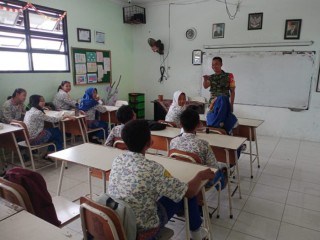 Babinsa Berikan Wawasan Kebangsaan di SMPN 53 Surabaya