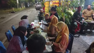 Babinsa Lakukan Pendampingan Pelayanan Malam Sayang Warga