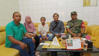 Babinsa Koramil 0816/01 mempertemukan keluarga yang terpisah 15 tahun.