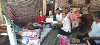 NU Care-LAZISNU Kecamatan Bungkal Serahkan Bantuan Untuk Penderita Kanker Ganas Warga Bancar