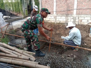 Meningkatkan Kesejahteraan, Babinsa Wringinanom Bantu Warga Bangun Rumah.