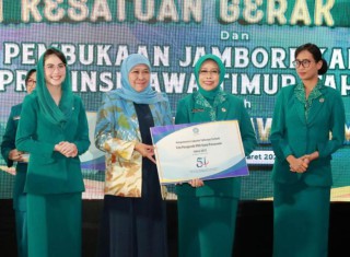 Raih Peringkat Ke-2 Penyusunan Laporan Tahunan, TP PKK Terima Penghargaan Dari Gubernur Jawa Timur