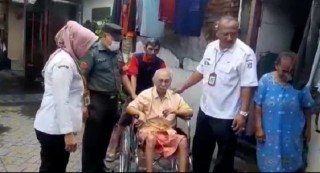 Babinsa Pegirian Dampingi Penyerahan Bantuan Kursi Roda di Wilayah Binaan