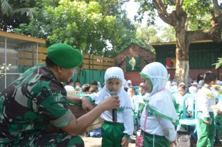 Perkuat Wawasan Kebangsaan, Bocah RA Muslimat NU 056 Karangtalok Sambangi Koramil Babadan