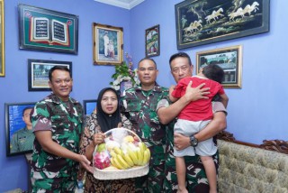 Danrem 084/Bhaskara Jaya Sambangi Putra Almarhum Sertu Eka di Sidoarjo