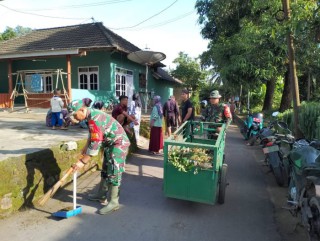 Ramadhan Tiba, 3 Orang Babinsa Pelopori Kegiatan Kerja Bakti Pembersihan Lingkungan Desa