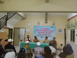 Pastikan Berjalan Lancar Babinsa Tambak Dampingi pencairan BLT DD di Desa Binaan.