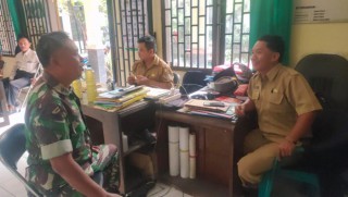 Kunjungi Bengkel Sepeda Motor, Babinsa Tumbuhkan Kedekatan Hubungan Emosional dengan Warga Binaan