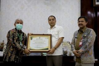 Surabaya Terima Sertifikat ODF, Wali Kota Eri Targetkan 5 Pilar STBM Tercapai pada Desember 2023