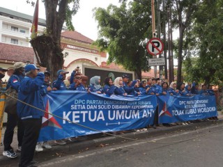 Ratusan Pengurus DPC Demokrat se Surabaya Gruduk PN Surabaya Minta MA Tolak Pk Moeldoko