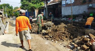 Karya Bhakti Babinsa Bantu Warga dalam Pembuatan Saluran Air, Antisipasi Terhadap Ancaman Banjir