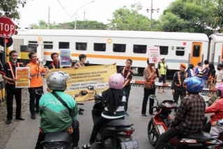 Perjalanan KA Meningkat Saat Angkutan Lebaran, Daop 8 Ingatkan Masyarakat Hati Hati Melintas Perlintasan Sebidang