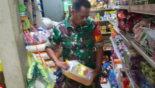 Pertahankan Sumber Penyedia Bahan Sembako Masyarakat, Himbauan Babinsa Pada Pedagang Sembako Binaan