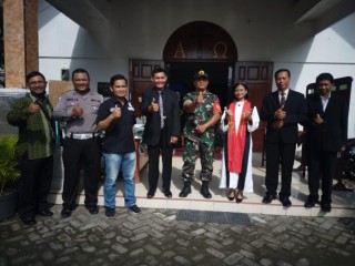 Perayaan Hari Raya Paskah Penuh Kesejahteraan, Anggota Koramil Driyorejo Laksanakan Pam TNI-Polri pada Paguyuban Gereja Kecamatan Driyorejo (PGKD)