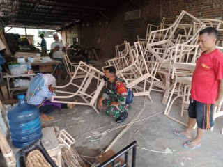 Babinsa Koramil 0817/18 Tambak Terjun Langsung ke Sawah, Bantu Petani Binaan dalam Panen Padi