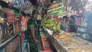 Peran Aktif Babinsa dalam Mengecek Kelayakan Jajanan Lebaran, Pastikan Aman Dikonsumsi