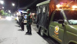 Bersama Tiga Pilar, Babinsa Koramil 0830/05 Tandes Lakukan Operasi Yustisi Gabungan