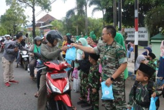 Momen Ramadhan, Kodim 0802/Ponorogo Bagikan Takjil Buka Puasa Bagi Warga