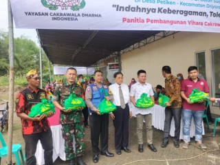 Babinsa Petiken Dampingi Kegiatan Baksos Yayasan Cakrawala Dharma Jawa Timur, Demi Terwujudnya Kerukunan Antar Umat Beragama