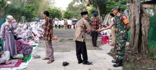 Babinsa Kelurahan Bubutan Lakukan Pemantauan Sholat Idul Fitri di Wilayah