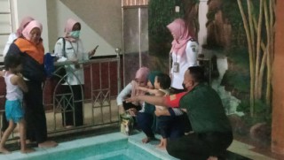Babinsa Koramil 04 Sukolilo Ajak Berenang Anak/Balita Stunting