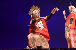 Obati Kerinduan Perantau Sulsel di Surabaya Nikmati Pentas Seni Lewat Budaya Passompe