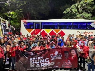 Naik Bis Ramai-Ramai, Kader PDIP Surabaya Merahkan GBK, Gelorakan Pemenangan Ganjar Pranowo