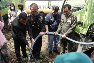 Peringati Hari Bhayangkara Ke 77, Polres Ponorogo Buatkan Sumur Dalam Bagi Warga Yang Alami Kekeringan