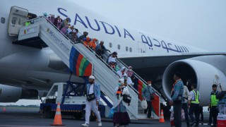 Jemaah Haji Pertama Debarkasi Sidoarjo Tiba di Bandar Juanda