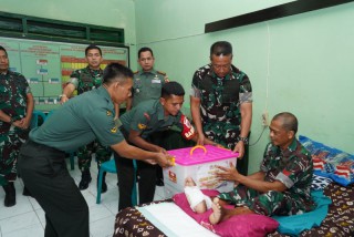 HUT ke-57 Korem 084/Bhaskara Jaya, Danrem Melaksanakan Anjangsana ke Rumah Anggota