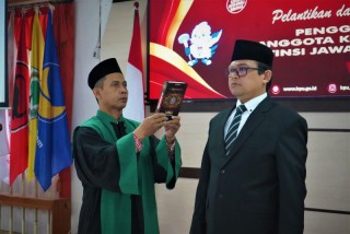 Athoillah dilantik dan diambil Sumpah Sebagai PAW Anggota KPU Jatim 2019-2024