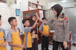 Polisi Peduli Pendidikan, Polwan Polres Ponorogo Beri Motivasi Pelajar SLB-B Pertiwi