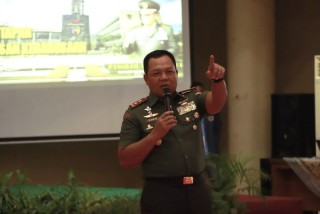 Pangdam V Brawijaya Beri Wawasan Kebangsaan ke Maba Unitomo