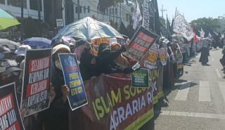 Dua Tokoh HTI Gelar Aksi Bangkitkan Khilafah di DPRD Jatim.