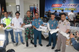 Lanudal Juanda amankan 4 terduga, gagalkan pengiriman BBL illegal senilai 7 miliar