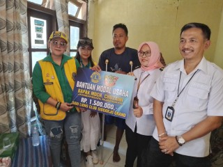 Lions Club Sidoarjo Serahkan Bantuan Modal Usaha Untuk Moch Chuzaini 