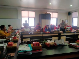 Gak Bahaya Ta, Anggota Komisi D diberi kado dalam wanita Oleh Kosgoro 1957