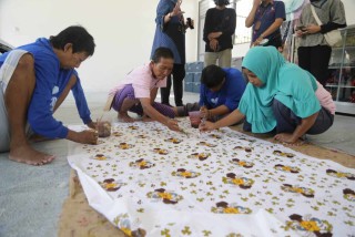 Dinsos Surabaya bantu Liponsos Keputih tanam sayuran, batik