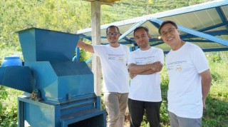 Dosen Petra Christian University Menciptakan Chopper Surya Untuk Peternak Sapi dan Kambing.