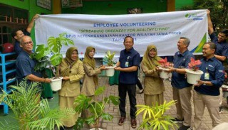 BPJamsostek Jatim Serahkan Tanaman ke SLB Al - Azhar Tropodo dalam Employee Volunteering
