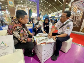 Kenalkan Produk, KAI Daop 8 Ikuti Pameran Jatim Festival 2023
