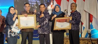 Pemkot Surabaya Raih Penghargaan Dukcapil Prima Award 2023 Kategori Kota Penduduk Besar.