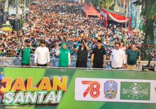 Ratusan Ribu Masyarakat Meriahkan Jalan Santai Hari Santri 2023 di Jawa Timur.