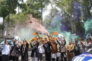 KPU Jatim Serah Terimakan Bendera Kirab Pemilu ke KPU Wonogiri Jateng